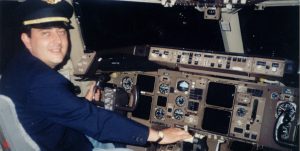 Reginaldo na cabine de um Boeing 737
